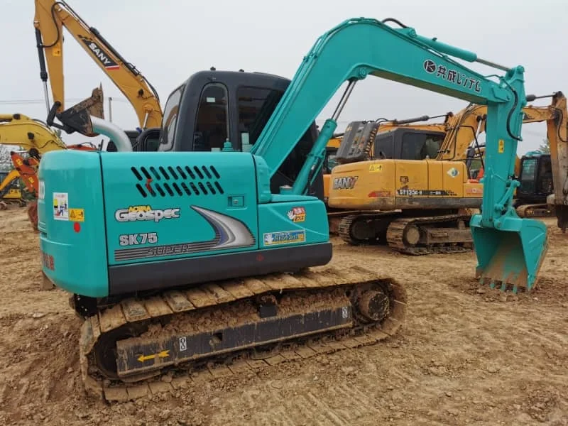 Mini-pelle Kobelco SK75 d'occasion de 7,5 tonnes, modèle 2023, en excellent état