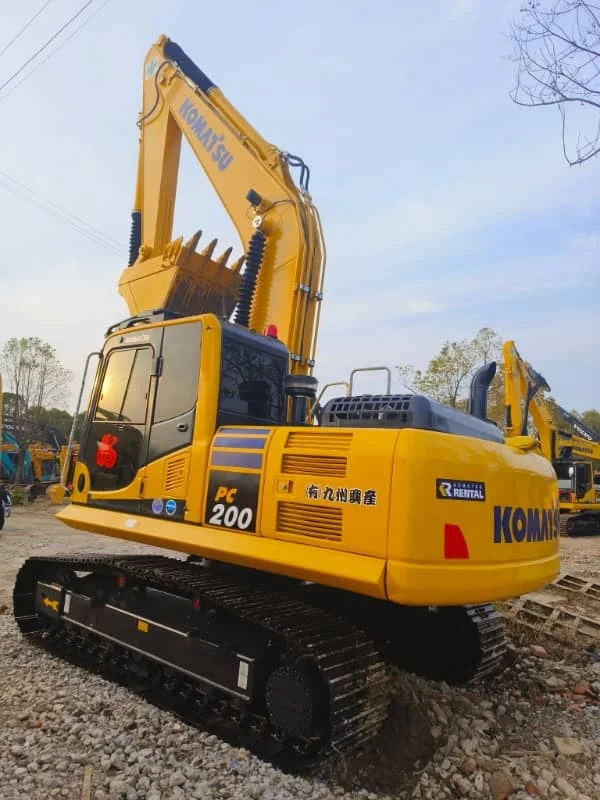 Gebrauchter 20-Tonnen-Hydraulik-Raupenbagger Komatsu PC200 zu verkaufen – Mittlerer Zustand